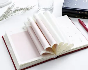 Carnet rigide rétro avec pages artistiques enroulées, idéal pour vos notes et poésies quotidiennes.