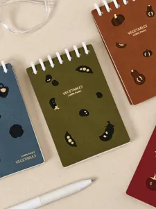 Mini quaderno A7 con spirale e simpatiche stampe di verdure su copertina in pelle.