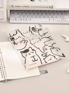 Gedetailleerde close-up van een schattig notitieboek met spiraal en matte kattenomslag.