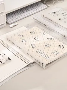 Gedetailleerd overzicht van doorschijnende B5 ringband met schattig kattenpatroon voor studie.