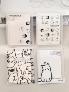 Gedetailleerd overzicht van transparant ringband notitieboek met schattig kattenontwerp voor school.