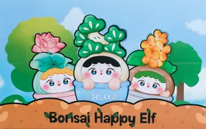 Vista macro de lindas figuras de resina Bonsai Happy Elf en macetas de colores vivos.