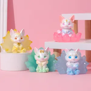 Set van vier kleurrijke schattige negenstaartige vosfiguren van hars voor bureau
