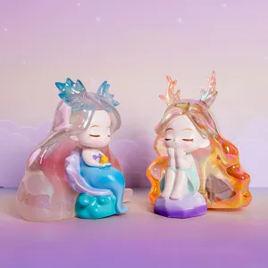 Statuette di fate dei sogni in resina perlata su sfondo di cielo stellato viola magico.