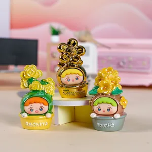 Vista detallada de tres lindas figuras de elfos felices de resina en macetas decorativas.