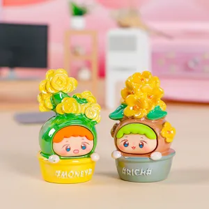 Primer plano de dos lindas figuras de elfos en resina en macetas de colores Money y Rich