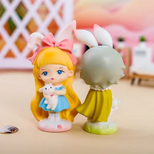Détail macro de mignonnes figurines de conte de fées pour une décoration de bureau