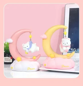 Dos lindas luces nocturnas de resina con forma de luna y oso en rosa y amarillo.