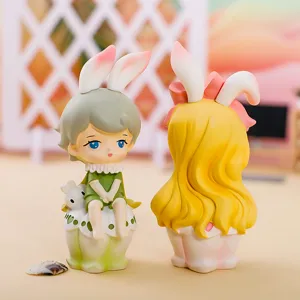 Vue macro de figurines de forêt mignonnes garçon et fille aux oreilles de lapin