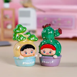 Detalle de figuras de elfos de resina en macetas con temática de cactus y pino.