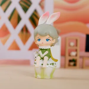 Gros plan d'une figurine de petit garçon mignon avec des oreilles de lapin pour bureau