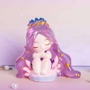 Statuina di fata in resina con capelli viola perlati e stelle dorate per decorazione