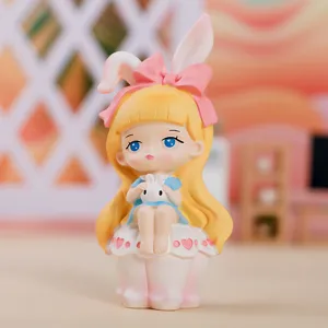 Vue détaillée d'une figurine de fille de conte avec oreilles de lapin rose