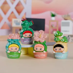 Primer plano de cuatro coloridas figuras de resina de elfos felices para mesa de oficina