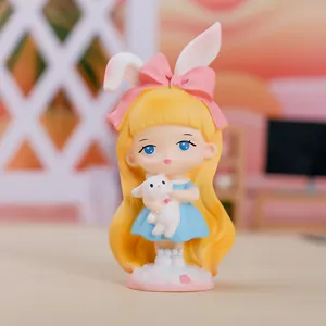 Vue détaillée d'une figurine de fille de dessin animé avec oreilles de lapin