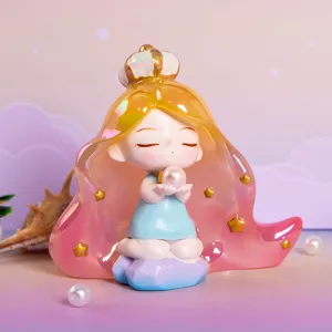Primo piano di una statuina in resina Daydream Elf con perla e stelle tra i capelli