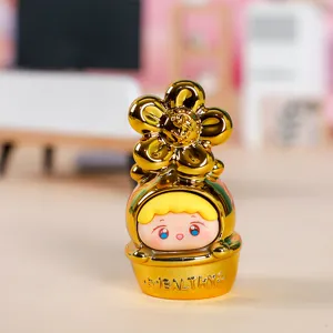 Vista detallada de la figura dorada de Happy Elf en maceta para decoración de escritorio
