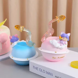 Detalle de bonitos organizadores de escritorio de resina con forma de planeta y figuras