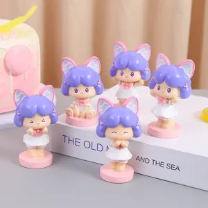Juego de cinco lindas figuras de resina de niñas de dibujos animados con pelo morado.