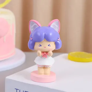 Primer plano de una linda figura de resina con cabello púrpura, hucha creativa decorativa