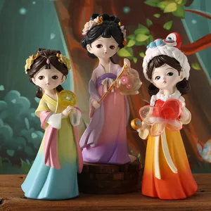 Trois adorables figurines chinoises en résine vêtues de robes colorées des Tang