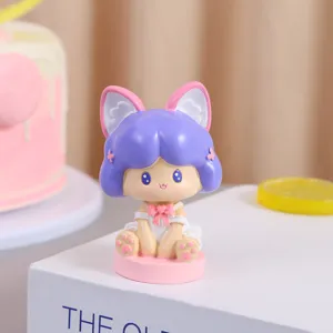 Primer plano de una linda figura de resina de niña perro con pelo morado sobre un libro