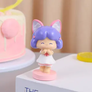 Primer plano de una linda figura de resina de niña de dibujos animados con pelo lila y orejas