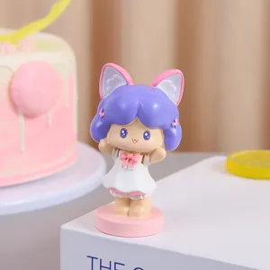 Detalle de una linda figurita de resina de una niña con pelo lavanda y orejas de gato de regalo