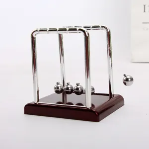Vista detallada de un péndulo de Newton clásico de metal con esferas plateadas móviles