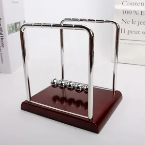 Detalle del péndulo de Newton de metal con una base brillante de color marrón rojizo