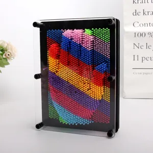 Juguete de arte en 3D creativo con vibrantes pines de arcoíris en detalle
