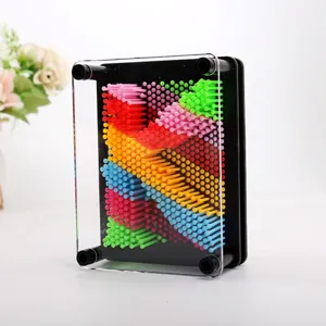 Modelo de juguete 3D pin art de colores mostrado desde un ángulo de 45 grados