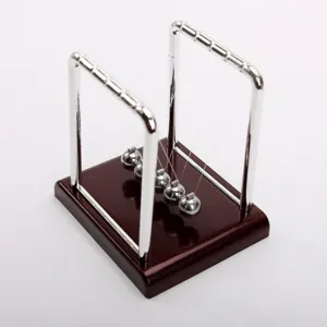 Péndulo de Newton clásico con bolas de metal plateado y base marrón para decoración
