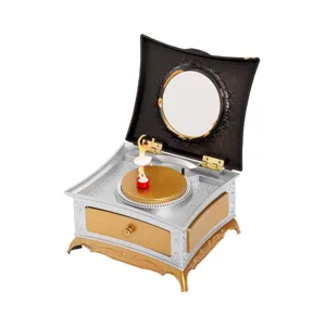 Detailansicht einer Vintage-Schminktisch-Spieluhr mit einer tanzenden Ballerina.
