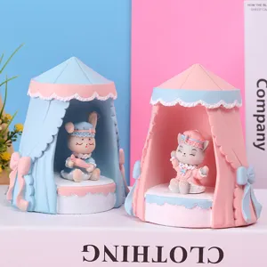 Détail de figurines de lapin et chat dans des veilleuses en forme de tente de cirque