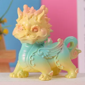 Nahaufnahme einer pastellfarbenen Fabelwesen-Spielfigur mit gelben und türkisen Verläufen.