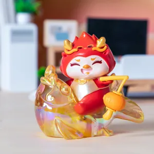 Detailweergave van een schattig rood drakenbeeldje op een iriserende koikarper.