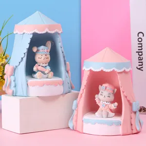 Figurines lapin et chat mignonnes dans des veilleuses en forme de tente pastel