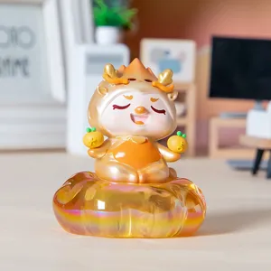 Schattig gouden drakenbeeldje met sinaasappels op iriserende basis voor nieuwjaarsdecor