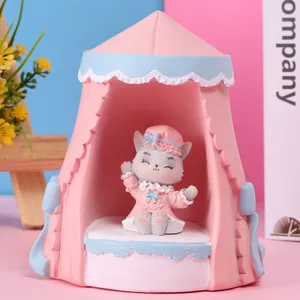 Détail de la figurine de chat en résine dans une tente de manège rose pour cadeau fille