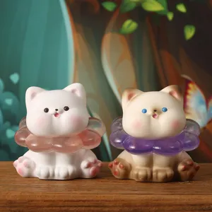 Nahaufnahme von zwei süßen Katzen-Nachtlichtern aus Harz mit bunten Blumenhalsbändern für Deko.