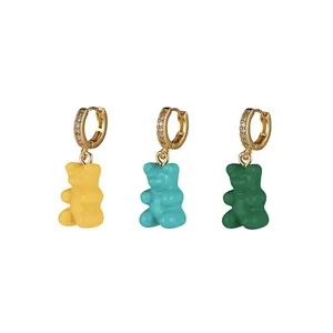 Orecchini a cerchio con orsetti gommosi colorati e zirconi scintillanti in oro lucido