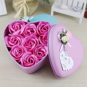 Scatola di metallo viola a cuore con nove eleganti rose di sapone rosa regalo