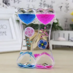 Nahaufnahme eines flüssigen Doppelherz-Bubblers mit rosa und blauen Öl-Tropfen