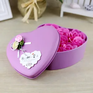 Dettaglio ravvicinato di una scatola di latta a cuore con nove rose di sapone rosa