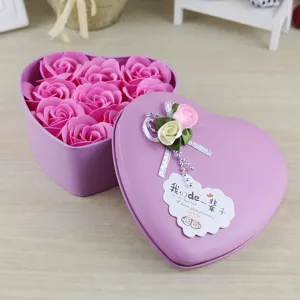 Dettaglio di una scatola di latta a cuore con nove rose di sapone rosa da regalo