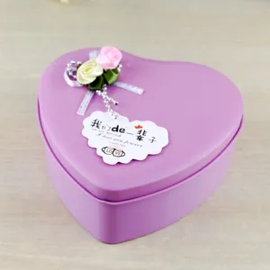 Scatola regalo in latta viola a cuore con rose decorative e cartellino romantico