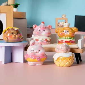 Vista detallada de figuras coleccionables de animales y comida con acabado perlado.