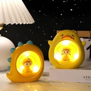 Süßer Cartoon Dinosaurier Astronaut Harz LED Nachtlicht Warme Nachttischlampe Für Schlafzimmer Tisch Deko Kreatives Geschenk