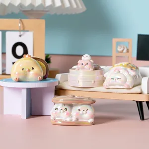 Primer plano de figuras de animales de dibujos animados iridiscentes en una escena en miniatura.